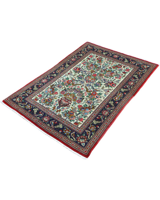 Tappeto Qom avorio 148x103 cm con disegni floreali in salotto raffinato