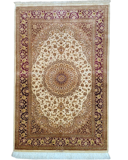 Tappeto Qum in pura seta 155x100 cm, annodato a mano in Persia, fondo oro con motivi decorativi raffinati, seta tinta vegetale, certificato incluso.