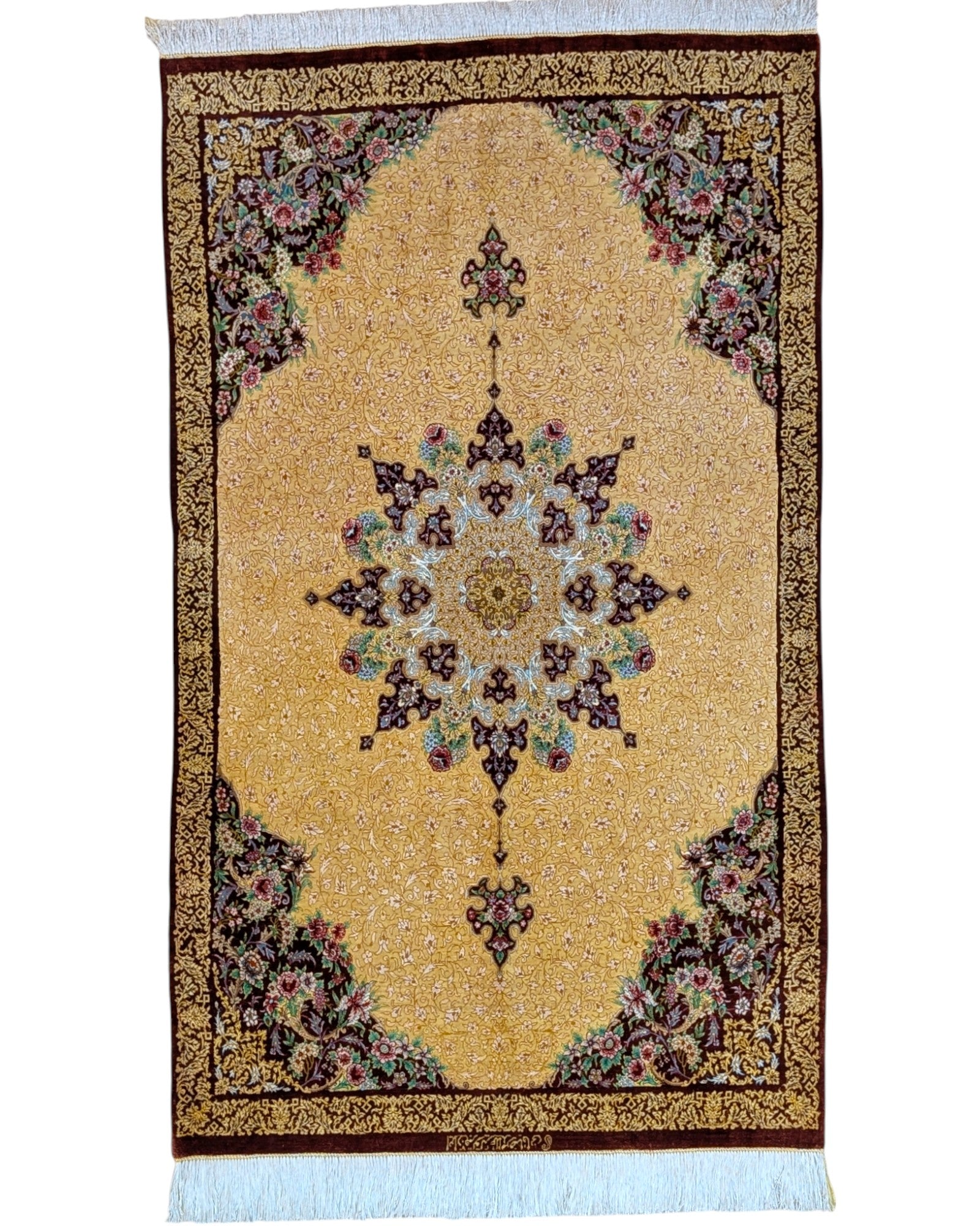 Tappeto Qum in pura seta 163x96 cm, annodato a mano in Persia, fondo oro con motivi decorativi armoniosi, seta tinta vegetale, certificato incluso.