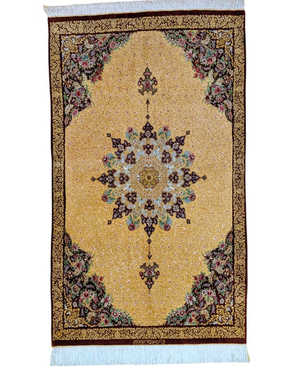 Tappeto Qum in pura seta 163x96 cm, annodato a mano in Persia, fondo oro con motivi decorativi armoniosi, seta tinta vegetale, certificato incluso.