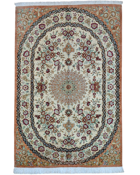 Tappeto Qum persiano in seta 163x96 cm, annodato a mano, fondo beige decorato con motivi armoniosi, seta tinta vegetale, certificato incluso.