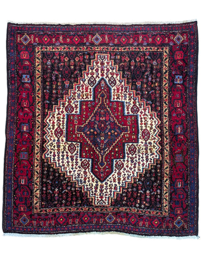 Tappeto persiano 133x124 cm rosso con medaglione geometrico in soggiorno elegante