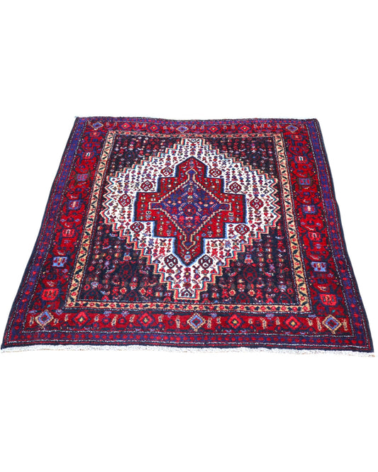 Tappeto Sanneh rosso 133x124 cm con disegno tradizionale in salotto