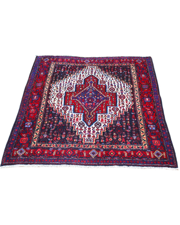 Tappeto Sanneh rosso 133x124 cm con disegno tradizionale in salotto