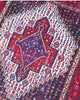 Tappeto Sanneh geometrico rosso 133x124 cm in camera da letto