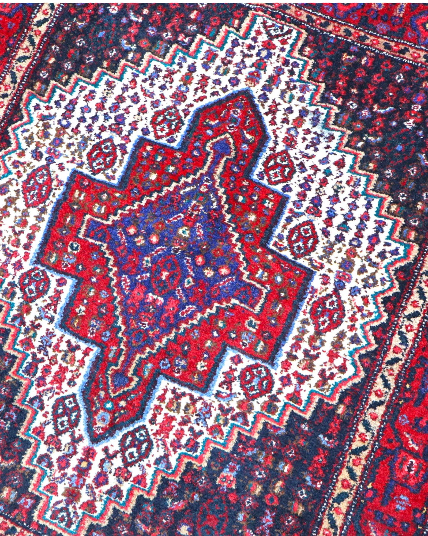 Tappeto Sanneh geometrico rosso 133x124 cm in camera da letto