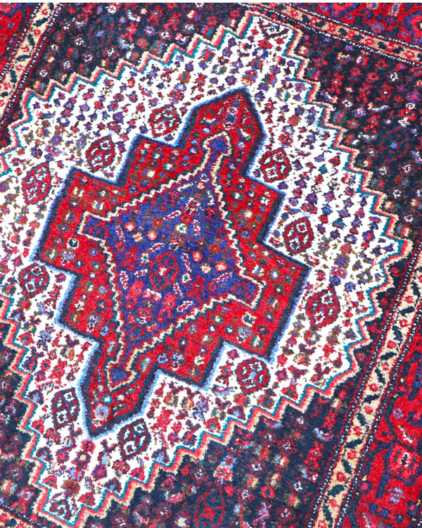 Tappeto Sanneh geometrico rosso 133x124 cm in camera da letto