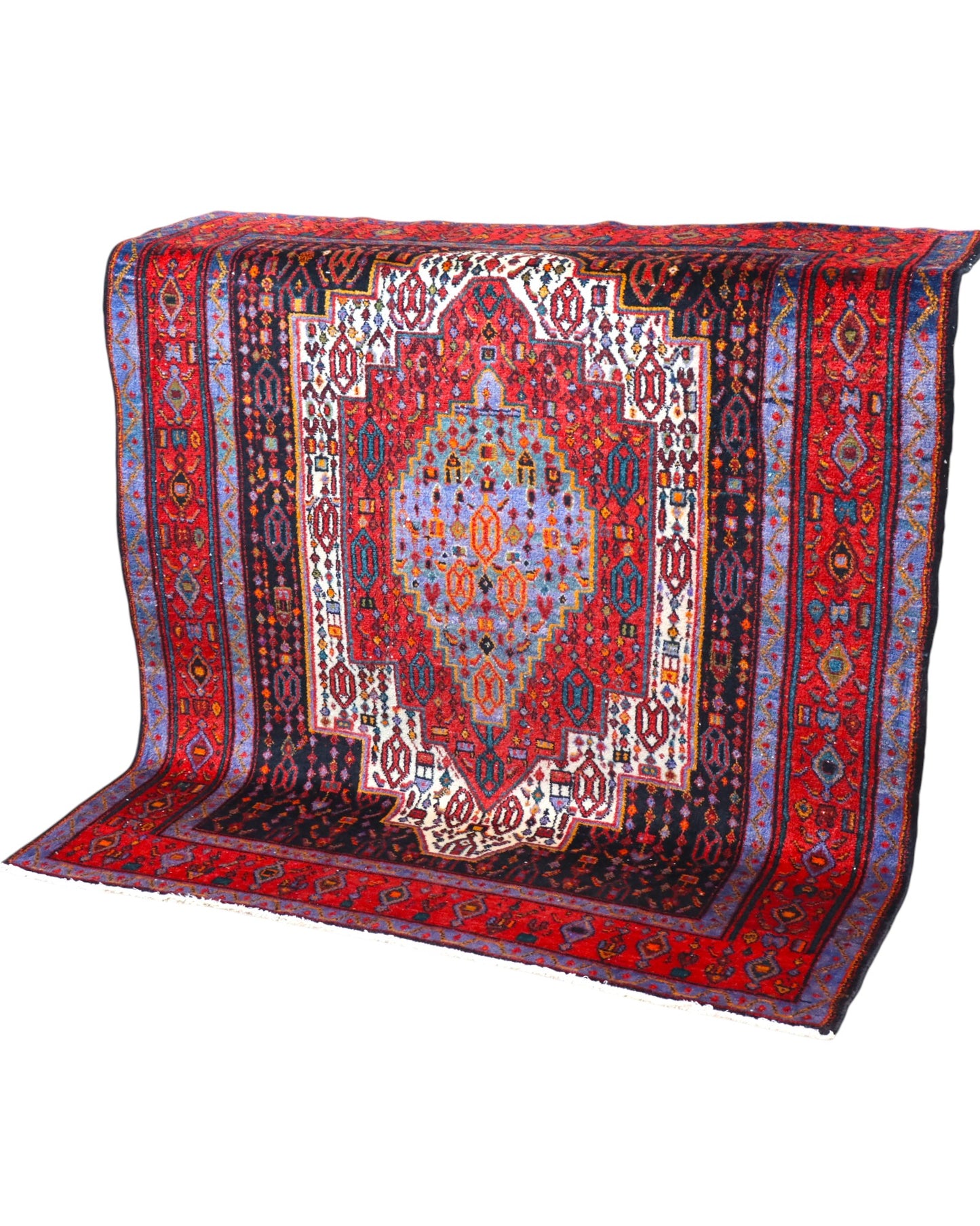 Tappeto Senneh 168x143 cm persiano, annodato a mano, medaglione centrale geometrico su fondo rosso con dettagli blu, avorio e arancio, tipico del Kurdistan iraniano.