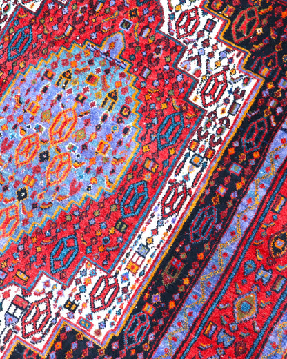 Tappeto Senneh 168x143 cm persiano, annodato a mano, medaglione centrale geometrico su fondo rosso con dettagli blu, avorio e arancio, tipico del Kurdistan iraniano.
