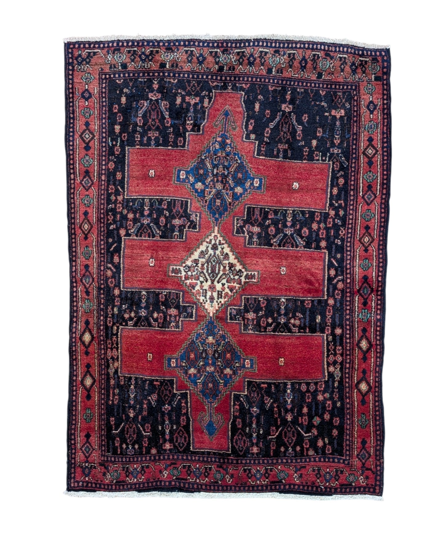 Tappeto Senneh 175x124 cm persiano, annodato a mano, fondo rosso con tre medaglioni geometrici blu e avorio, motivi floreali stilizzati.