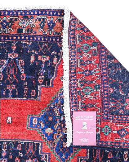 Tappeto Senneh 175x124 cm persiano, annodato a mano, fondo rosso con tre medaglioni geometrici blu e avorio, motivi floreali stilizzati.