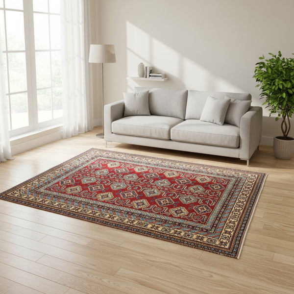 Tappeto Shirvan rosso e beige annodato a mano in Afghanistan. Realizzato in lana e cotone con colori vegetali, offre motivi geometrici classici e un’eleganza senza tempo.
