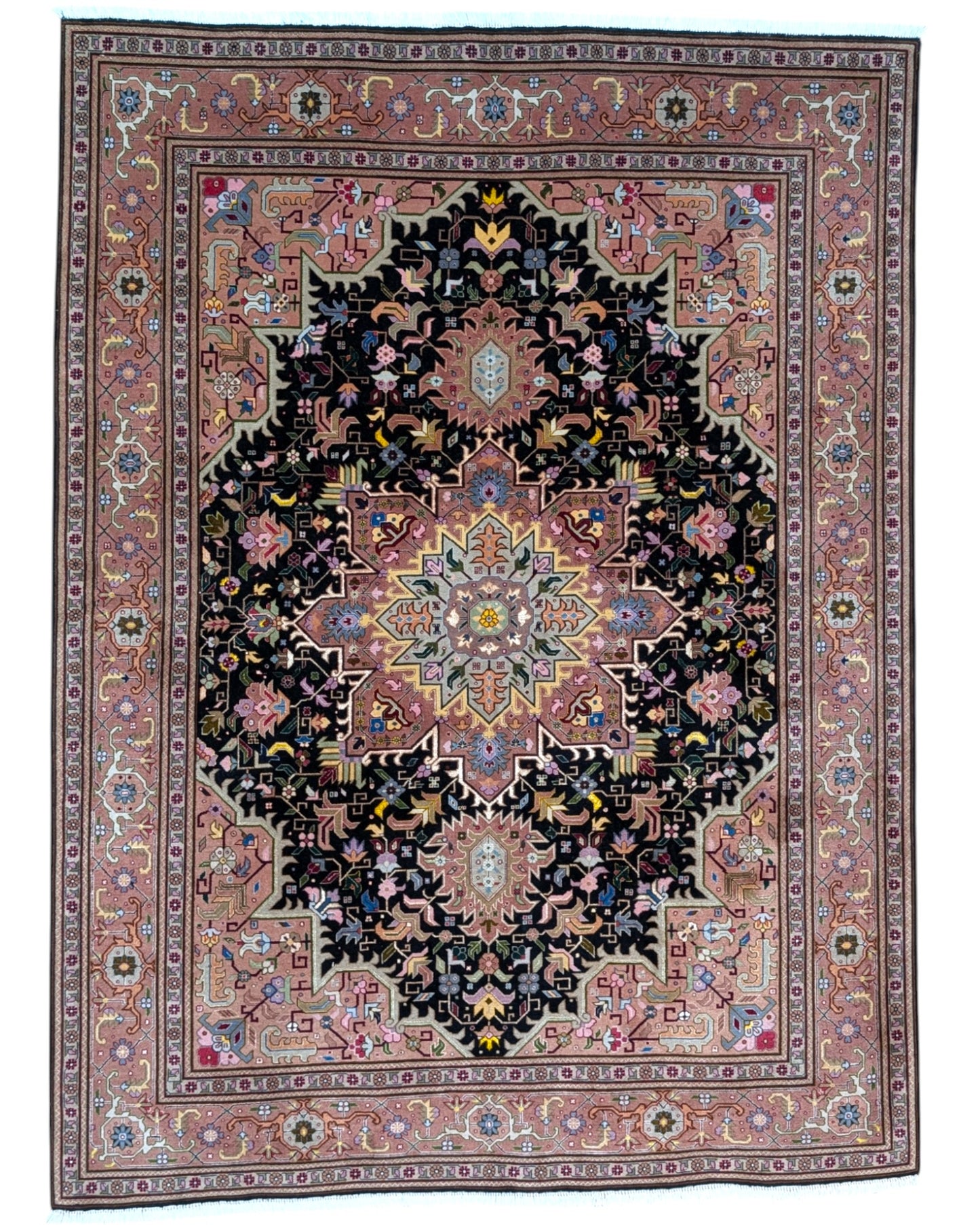 Tappeto Tabriz 60 Raj 202x136 cm – tappeto persiano annodato a mano in lana e seta, con fondo nero e cornice beige.