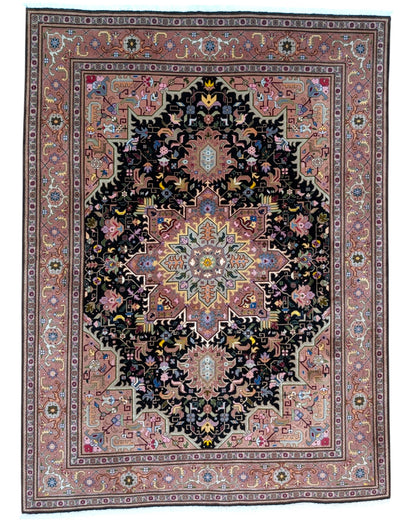 Tappeto Tabriz 60 Raj 202x136 cm – tappeto persiano annodato a mano in lana e seta, con fondo nero e cornice beige.