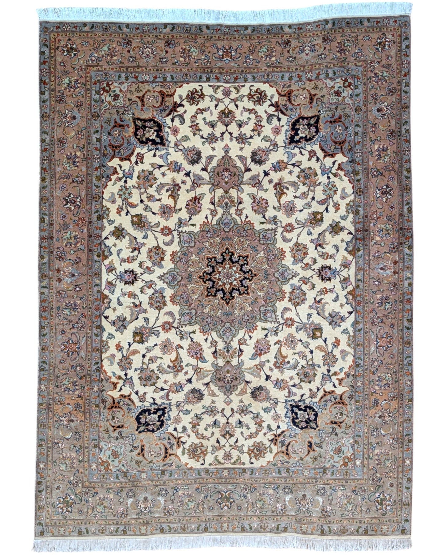 Tappeto Tabriz 60 Raj 206x151 cm, annodato a mano in Persia, fondo beige con disegno floreale dettagliato, lana mista seta tinta vegetale, certificato di autenticità incluso.