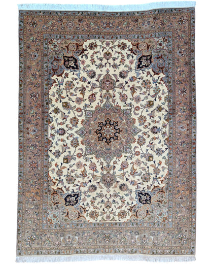 Tappeto Tabriz 60 Raj 206x151 cm, annodato a mano in Persia, fondo beige con disegno floreale dettagliato, lana mista seta tinta vegetale, certificato di autenticità incluso.