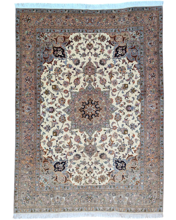 Tappeto Tabriz 60 Raj 206x151 cm, annodato a mano in Persia, fondo beige con disegno floreale dettagliato, lana mista seta tinta vegetale, certificato di autenticità incluso.