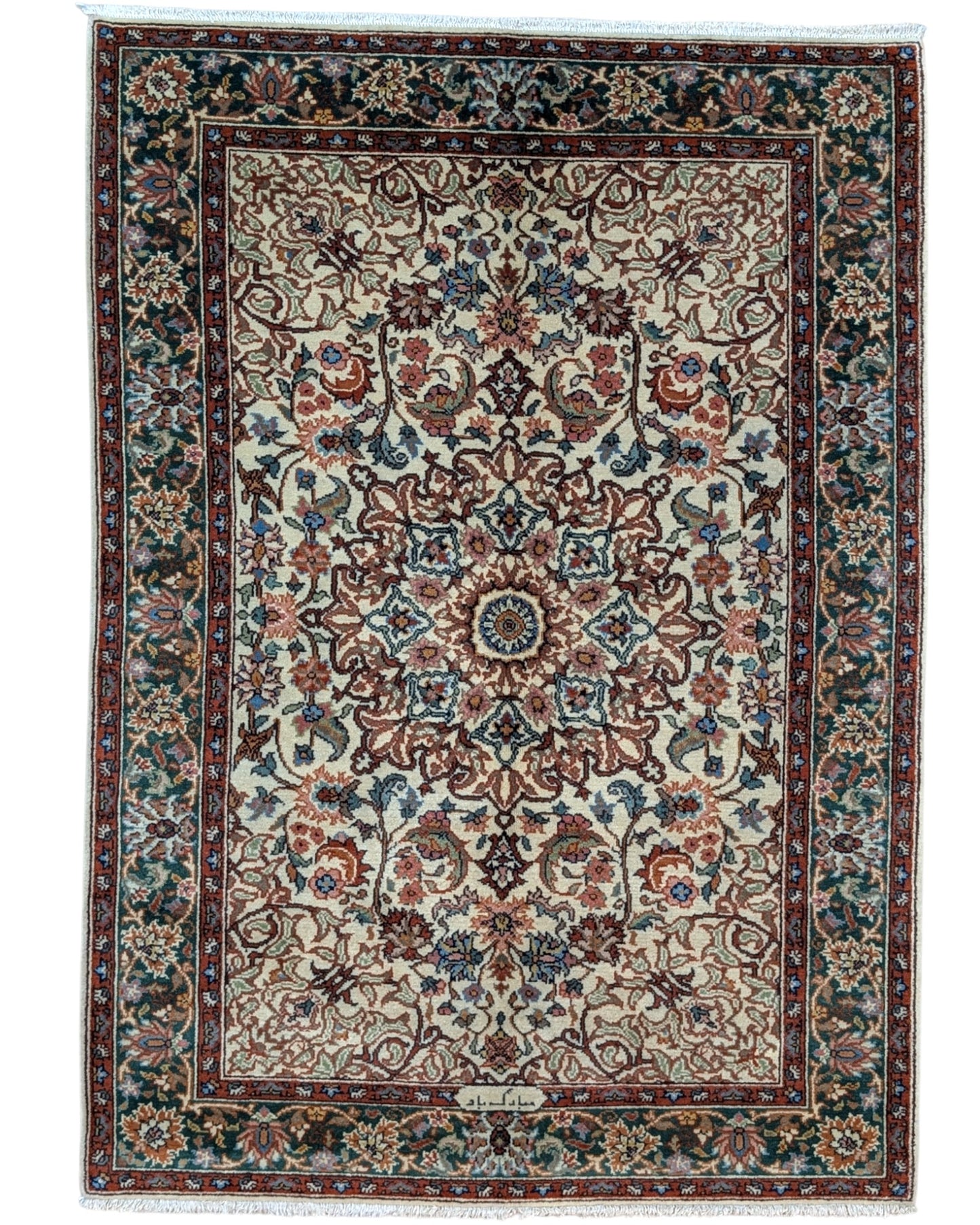 Tappeto Transilvania 180x130 cm annodato a mano, rettangolare, in lana e cotone, fondo avorio con medaglione centrale marrone e motivi floreali in verde, azzurro e rosso.