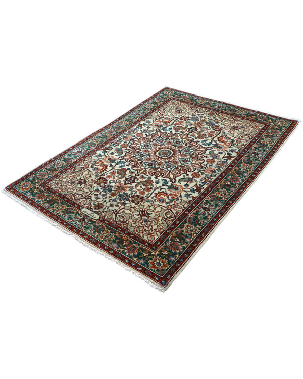 Tappeto Transilvania 180x130 cm annodato a mano, rettangolare, in lana e cotone, fondo avorio con medaglione centrale marrone e motivi floreali in verde, azzurro e rosso.