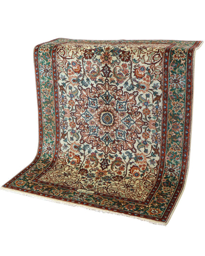 Tappeto Transilvania 180x130 cm annodato a mano, rettangolare, in lana e cotone, fondo avorio con medaglione centrale marrone e motivi floreali in verde, azzurro e rosso.