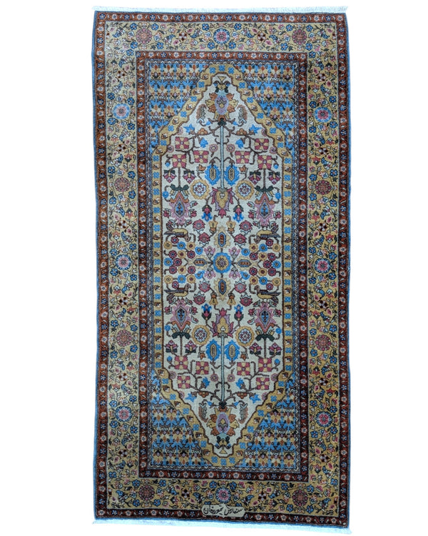 Tappeto Transilvania Romania 198x101 cm annodato a mano, fondo avorio con motivi floreali multicolore e cornici blu e rosse.