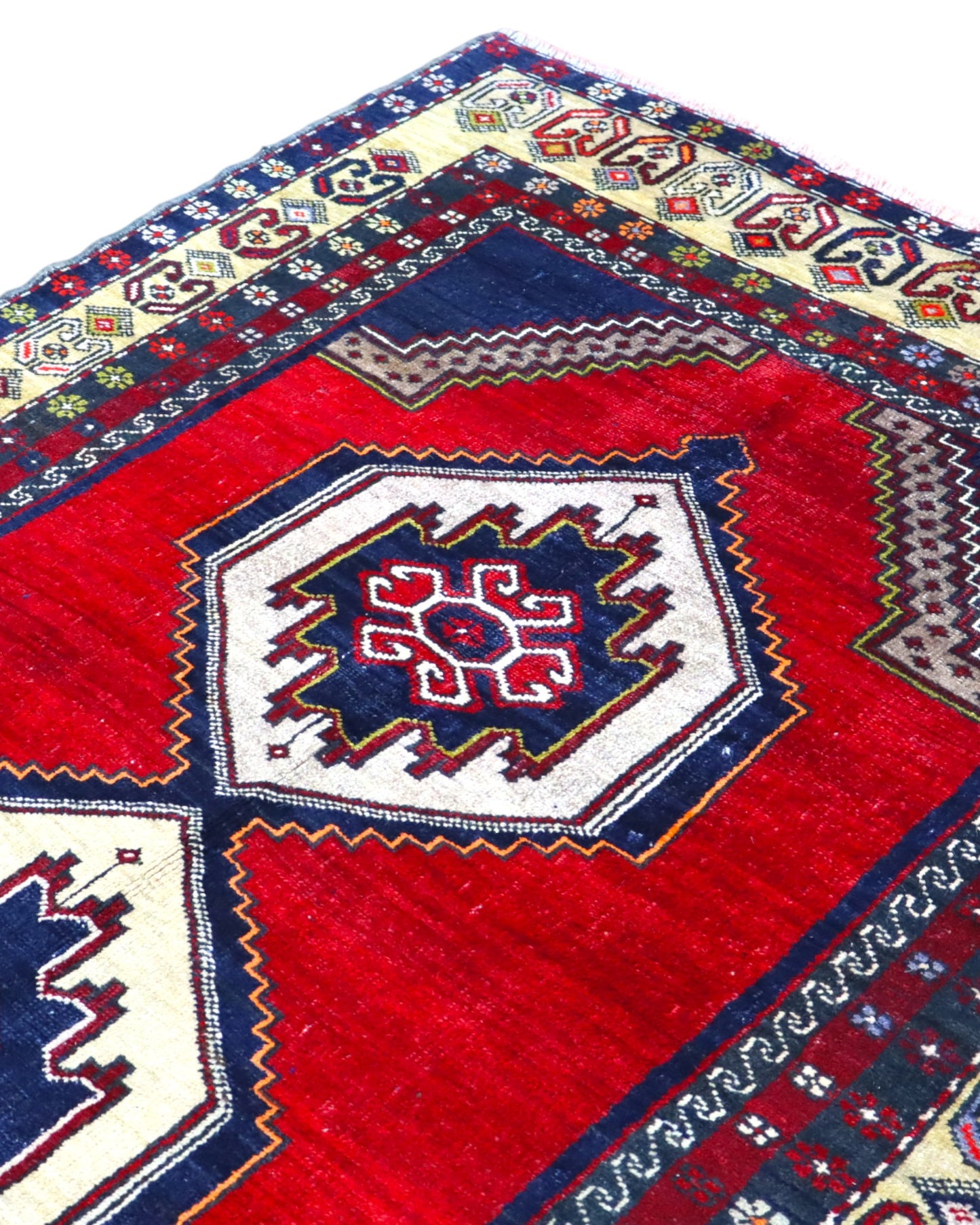 Tappeto Turko 273x149 cm annodato a mano, rettangolare, fondo rosso intenso con tre medaglioni geometrici blu e avorio, cornice decorata con motivi anatolici.