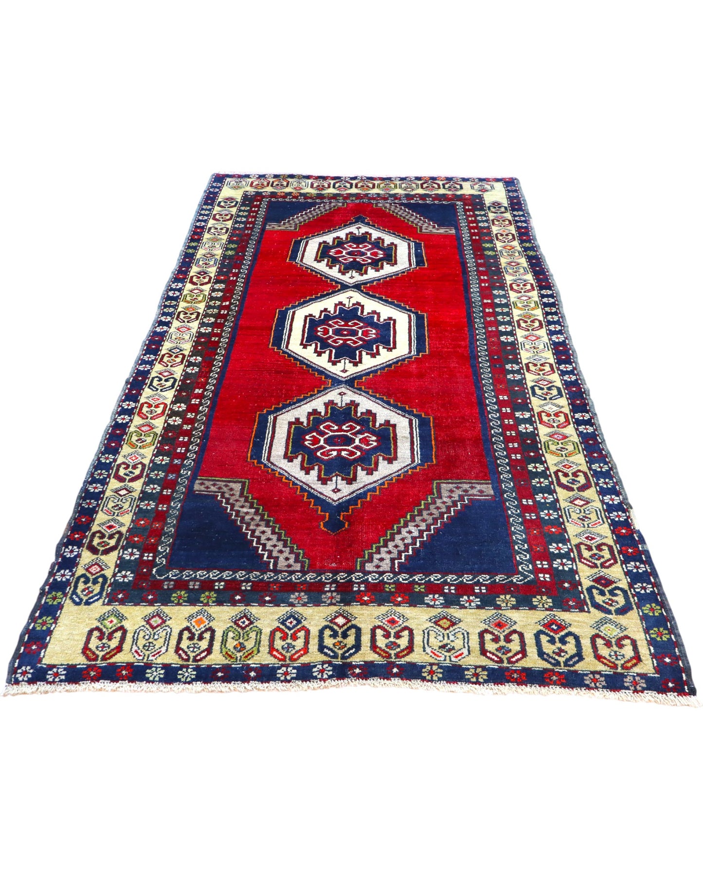 Tappeto Turko 273x149 cm annodato a mano, rettangolare, fondo rosso intenso con tre medaglioni geometrici blu e avorio, cornice decorata con motivi anatolici.