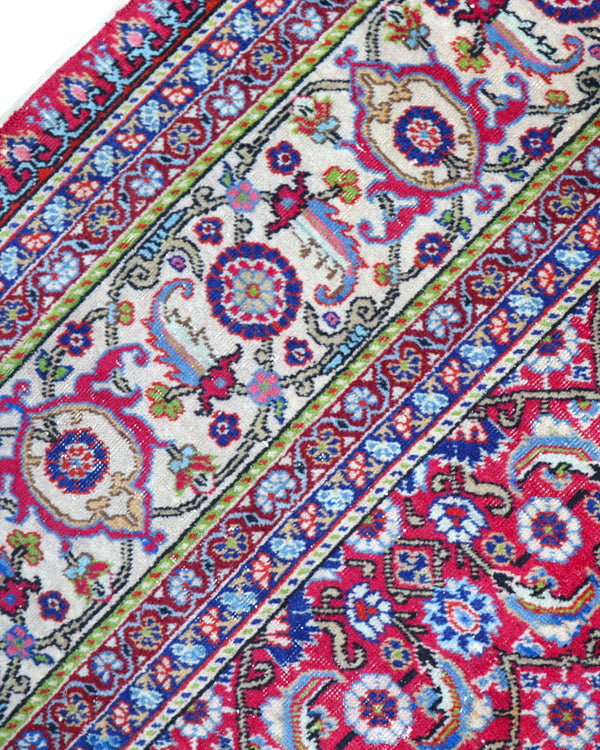 Tappeto Ushak 424x320 cm, fondo rosso con motivi ripetuti geometrici e floreali, cornice giallo-avorio, annodato a mano in lana vegetale, Turchia.