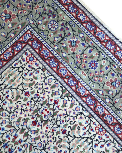 Tappeto Ushak turco 296x198 cm con fondo chiaro e motivi floreali e geometrici in rosa, blu e verde, tramato ed annodato a mano, provenienza Turchia.