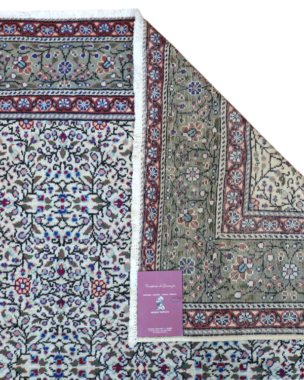 Tappeto Ushak turco 296x198 cm con fondo chiaro e motivi floreali e geometrici in rosa, blu e verde, tramato ed annodato a mano, provenienza Turchia.