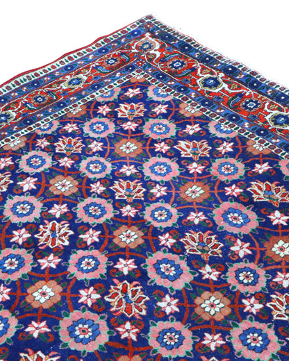 Tappeto Varamin 201x193 cm persiano annodato a mano, quasi quadrato, fondo blu con disegno floreale Mina Khani in rosa, avorio e azzurro, cornice rossa decorata.