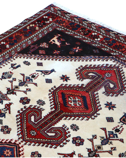 Tappeto Yalame 241x135 cm persiano, annodato a mano, fondo chiaro con medaglioni geometrici e motivi floreali e animali, tipico della tradizione Yalameh.