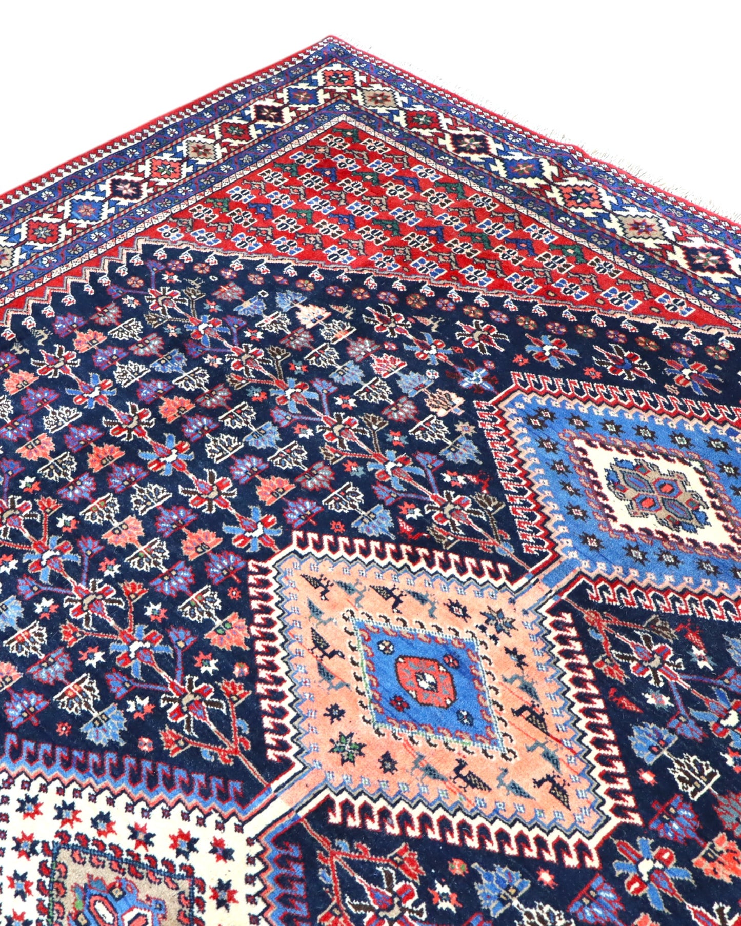 Tappeto Yalame persiano 346x265 cm, annodato a mano in lana e cotone, fondo blu con disegni geometrici tradizionali.