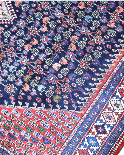 Tappeto Yalame persiano 346x265 cm, annodato a mano in lana e cotone, fondo blu con disegni geometrici tradizionali.