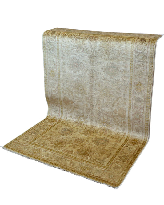 Tappeto Ziegler 185x120 cm annodato a mano con motivi floreali su fondo beige chiaro e bordura avorio.