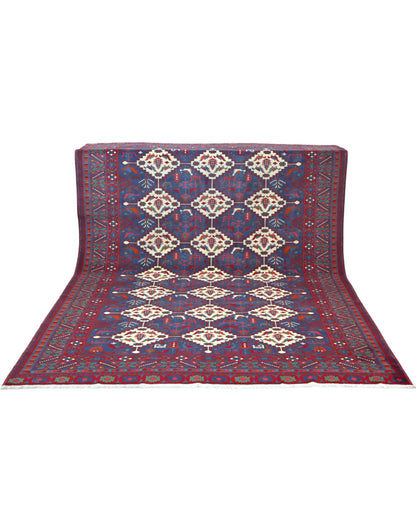 Tappeto afgano 289x196 cm, tramato ed annodato a mano, fondo blu con motivi geometrici in avorio e rosso. Eleganza e tradizione artigianale.
