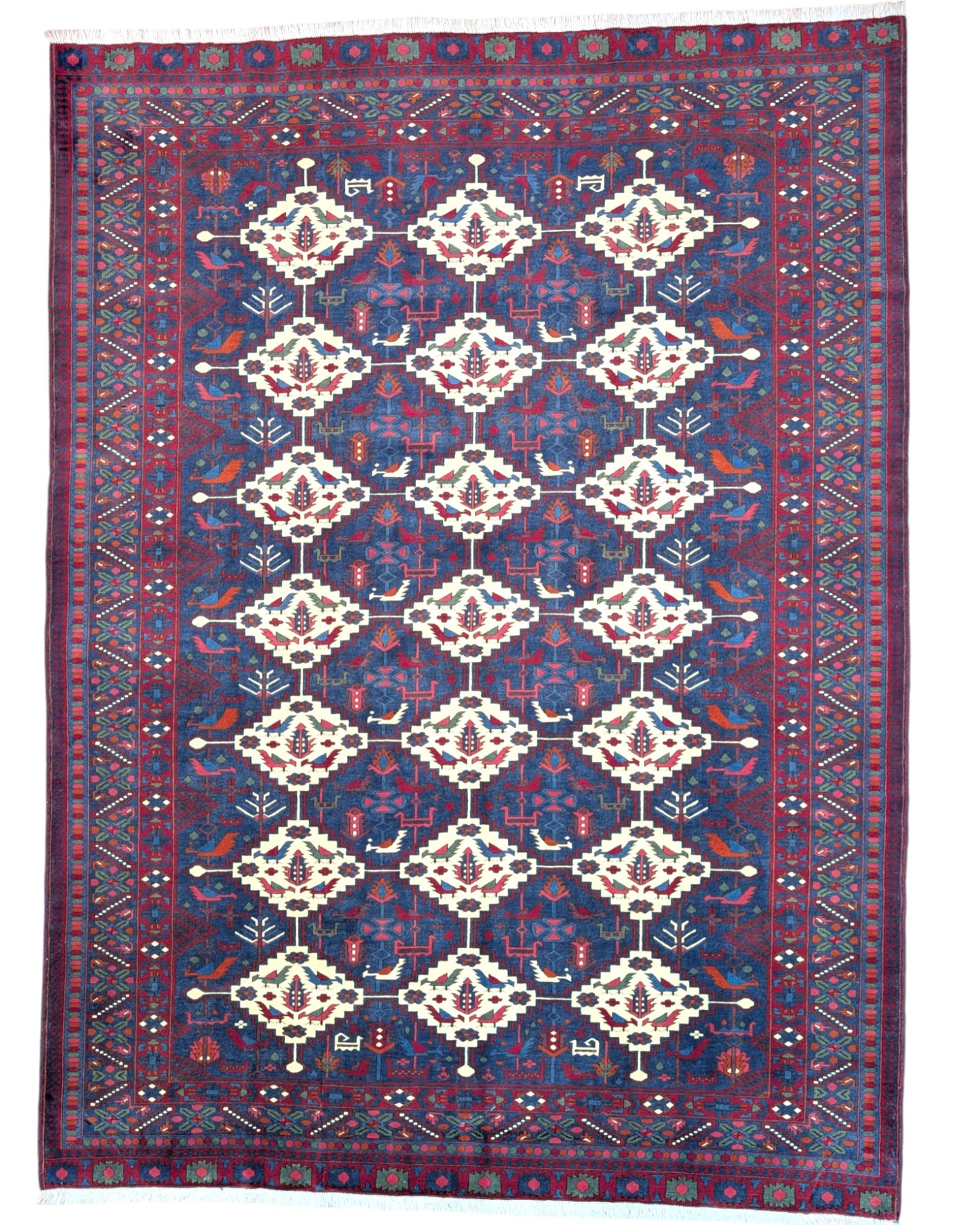 Tappeto afgano 289x196 cm, tramato ed annodato a mano, fondo blu con motivi geometrici in avorio e rosso. Eleganza e tradizione artigianale.
