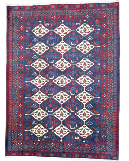 Tappeto afgano 289x196 cm, tramato ed annodato a mano, fondo blu con motivi geometrici in avorio e rosso. Eleganza e tradizione artigianale.
