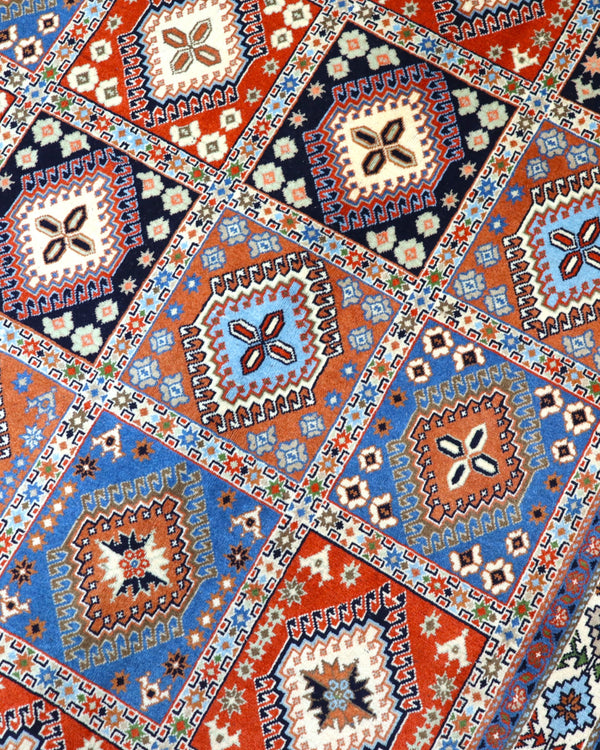 "Tappeto Yalameh annodato a mano con motivi geometrici in marrone, blu, rosso, giallo e crema, 290x204 cm."