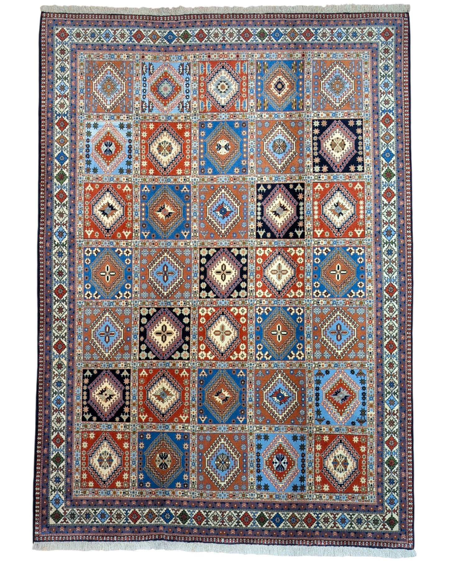 "Tappeto Yalameh annodato a mano con motivi geometrici in marrone, blu, rosso, giallo e crema, 290x204 cm."