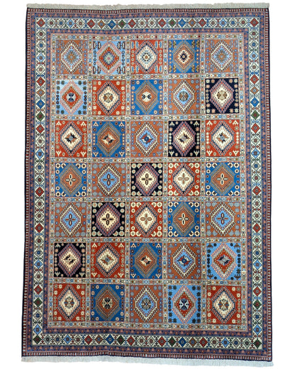 "Tappeto Yalameh annodato a mano con motivi geometrici in marrone, blu, rosso, giallo e crema, 290x204 cm."