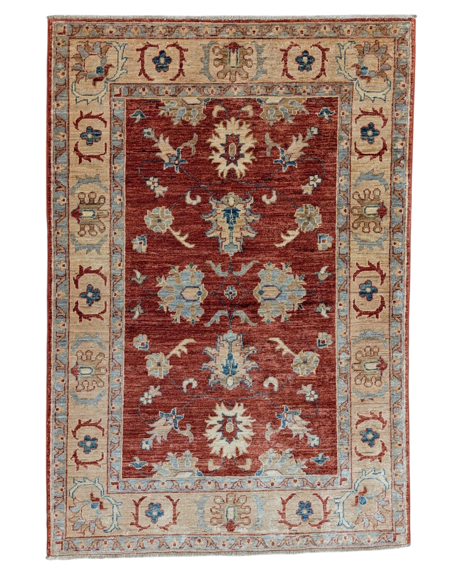 Tappeto floreale annodato a mano 150x102 cm dall’Afghanistan, fondo rosso mattone con motivi floreali beige, blu e marrone chiaro, bordura beige decorata.
