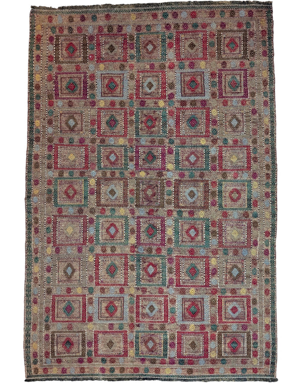Tappeto kilim armeno 265x175 cm con fondo naturale e motivi geometrici multicolore, annodato a mano in lana e cotone, provenienza Armenia.