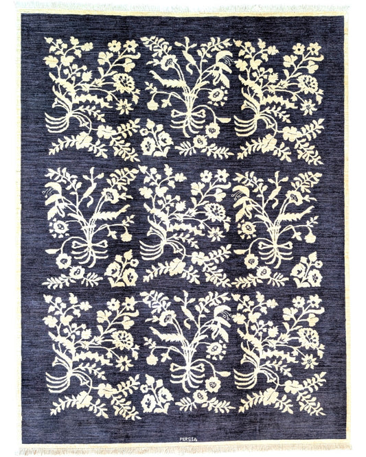 Tappeto moderno 228x176 cm Persia con fondo blu e motivi floreali avorio, annodato a mano in lana e cotone.