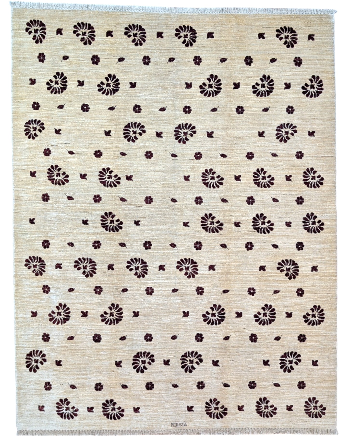 Tappeto moderno 228x178 cm con fondo beige e motivi floreali marrone scuro, annodato a mano in lana e cotone, provenienza Persia.