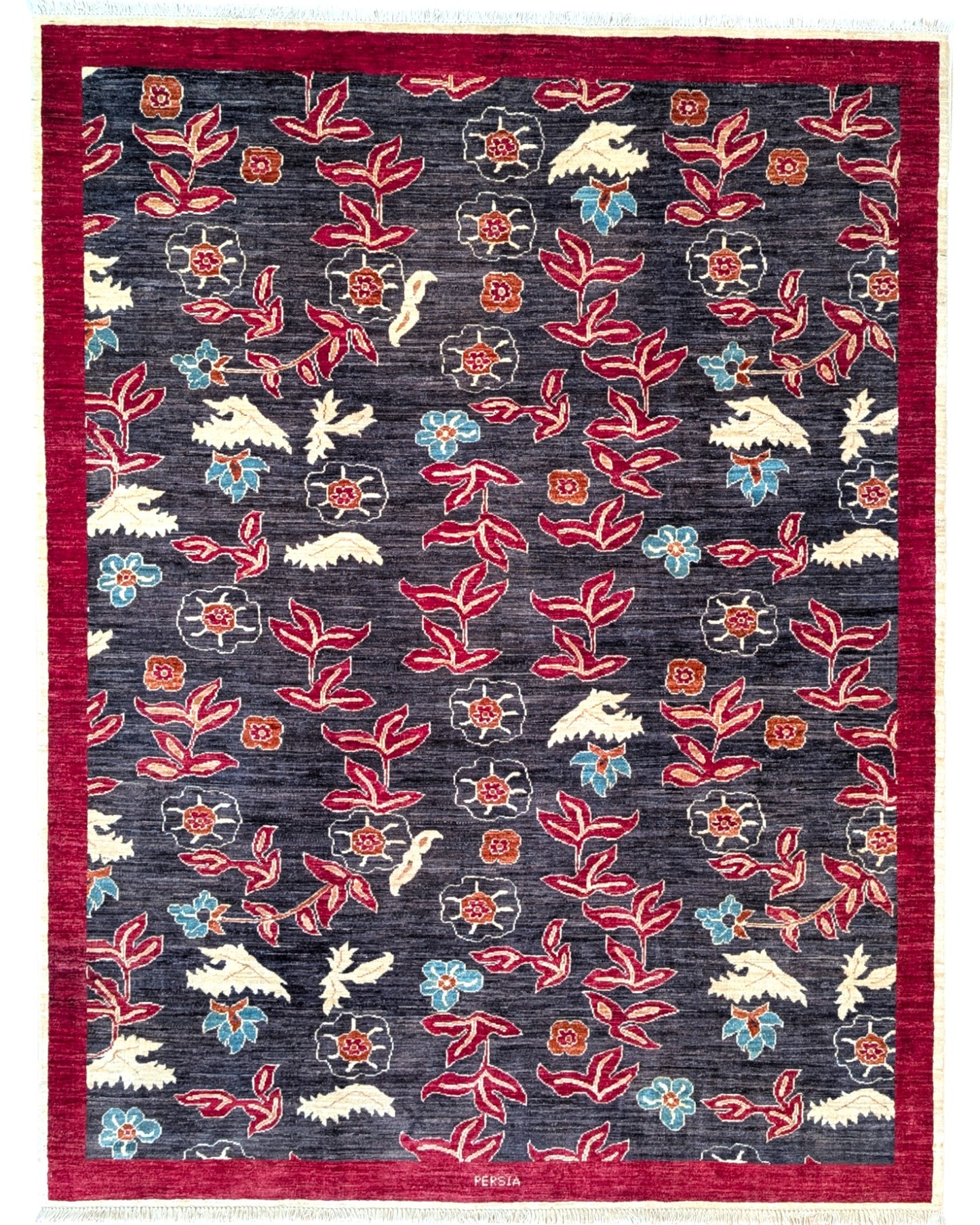 Tappeto moderno 233x180 cm Persia con fondo antracite, bordura rossa e motivi floreali stilizzati in rosso, avorio e azzurro, lana annodata a mano.