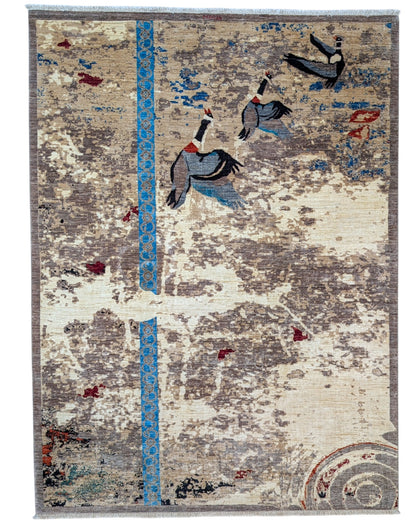 Tappeto moderno 238x176 cm Persia con figure di gru in volo e dettagli azzurri su fondo beige-marrone. Annodato a mano in lana naturale.
