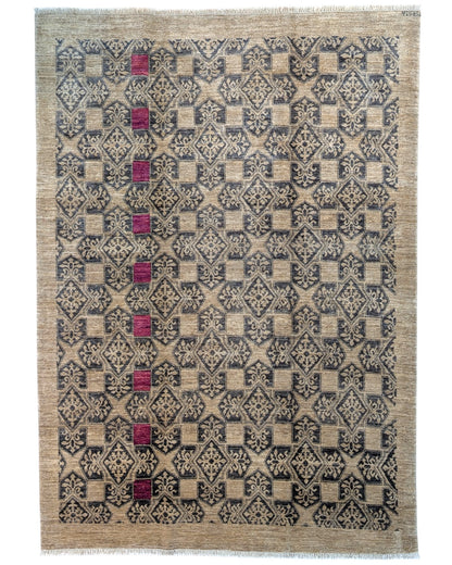 Tappeto moderno 240x180cm persiano con fondo beige, motivi geometrici neri e inserti rossi.