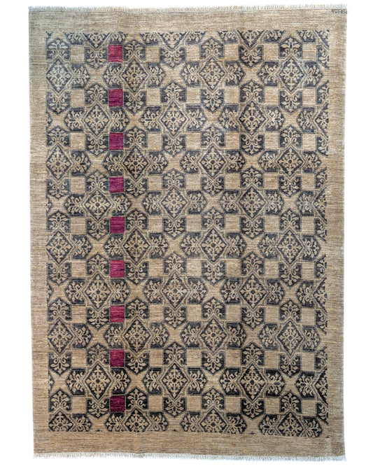 Tappeto moderno 240x180cm persiano con fondo beige, motivi geometrici neri e inserti rossi.