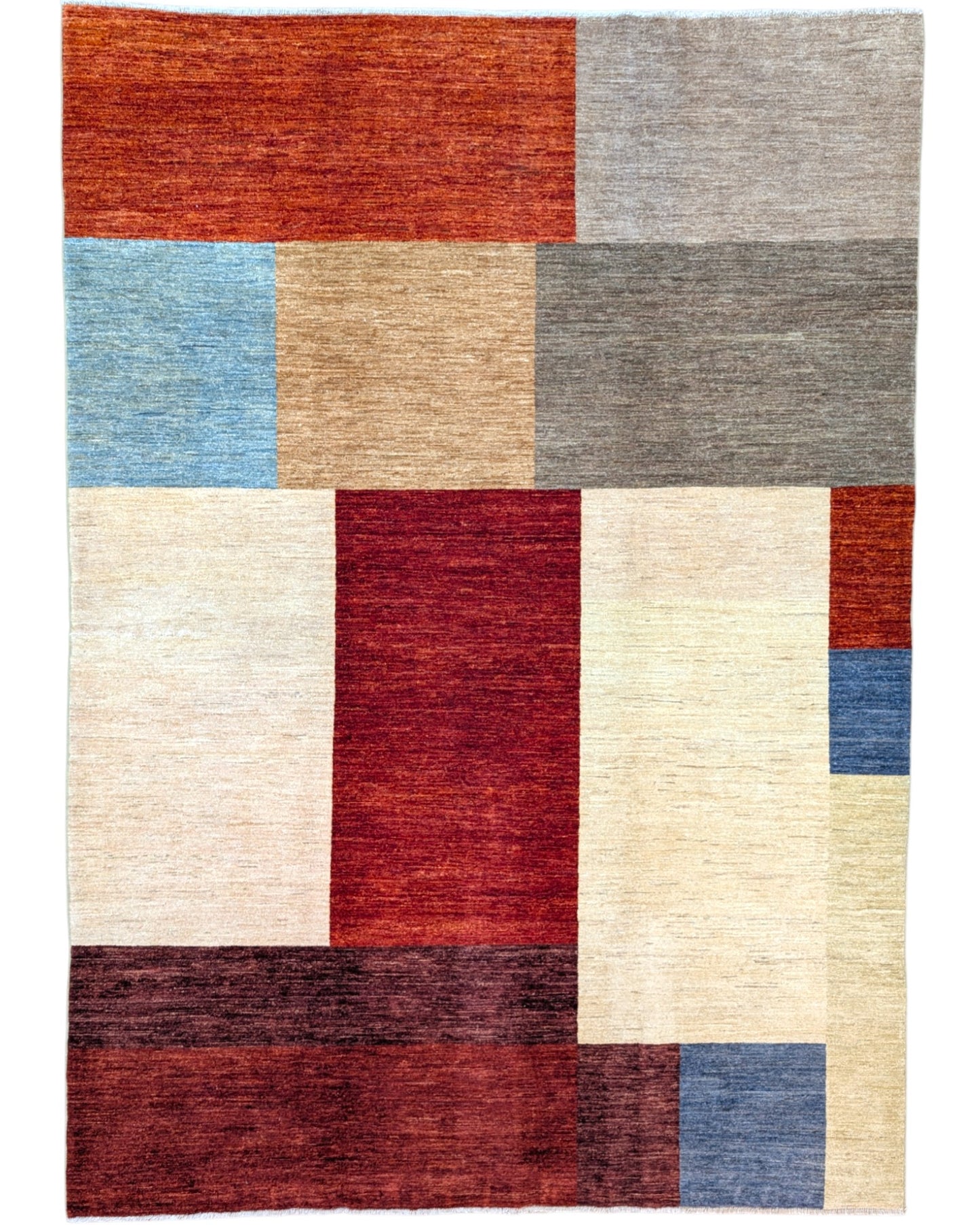 Tappeto moderno 274x195 cm con blocchi geometrici multicolore, rosso, grigio, beige e blu, tramato ed annodato a mano, provenienza Afghanistan.